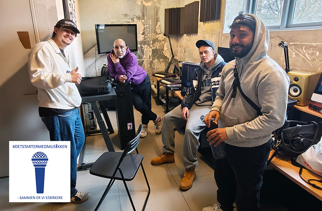 Fire mandlige musikere i kælderrum med teknisk udstyr