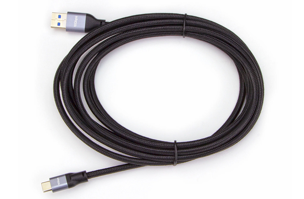 Et sort sammenrullet USB-C kabel