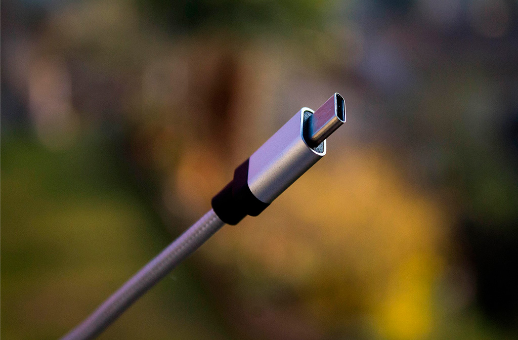 Enden af et USB-C kabel til AV-installation