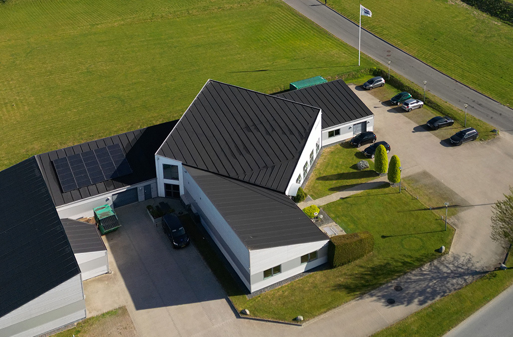 Solceller på taget af AV-Husets bygning på Jernbuen 1 i Næstved