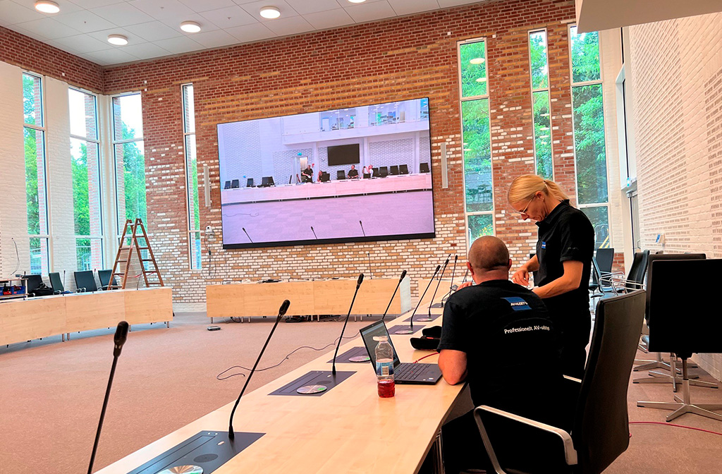 To AV-teknikere installere konferencesystem i regionrådssal