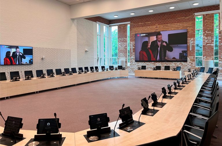 Konferenceløsning med iPads på mødebord i regionrådssal