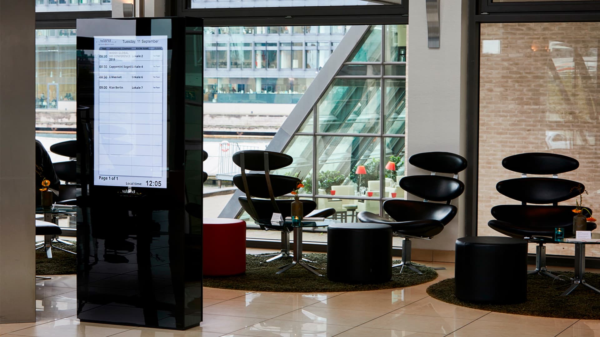 Infoskærm-pylon i hotellobby